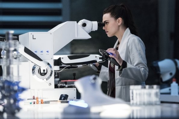 Lena Luthor (Kathie McGrath) regarde dans le microscope
