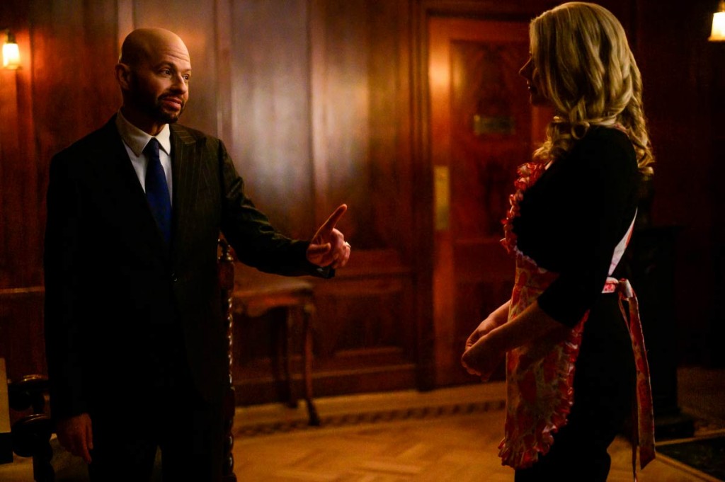 Lex Luthor (Jon Cryer) parle à Eve Tessmacher (Andrea Brooks)
