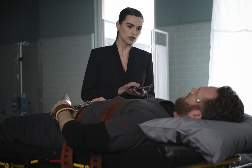 Lena Luthor (Katie McGrath) devant un testeur de Non Nocere