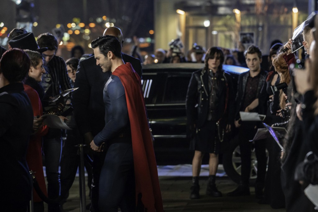 Superman (Tyler Hoechlin) signe des autographes devant les garçons