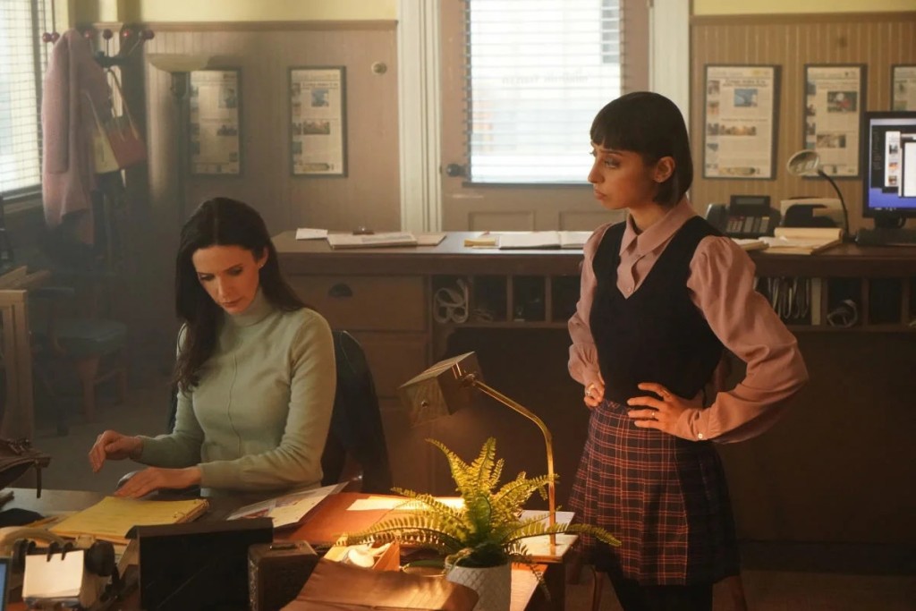 Lois Lane (Elizabeth Tulloch) et Chrissy Beppo (Sofia Hasmik) dans les bureaux de la Gazette de Smallville