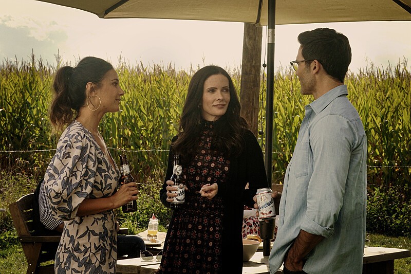 Lana Lang-Cushing (Emmanuelle Chriqui), Lois Lane (Bitsie Tulloch) et Clark Kent (Tyler Hoechlin) discutent